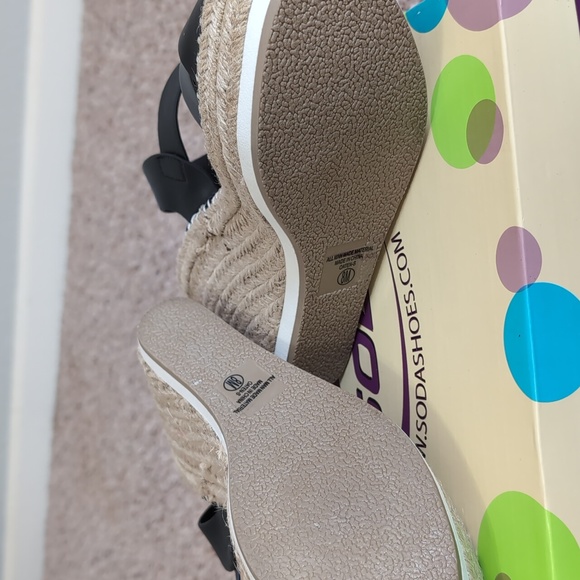 SODA Sandals  New - Picture 3 of 5